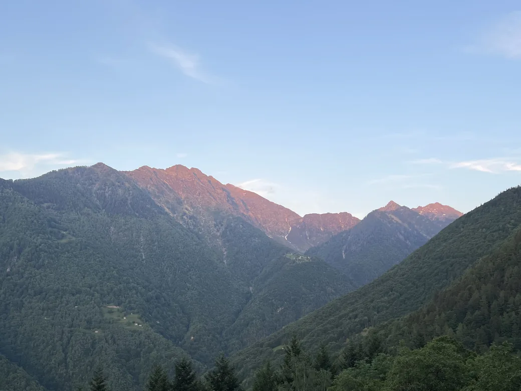 Abendlicht auf den Gipfeln über dem Misox